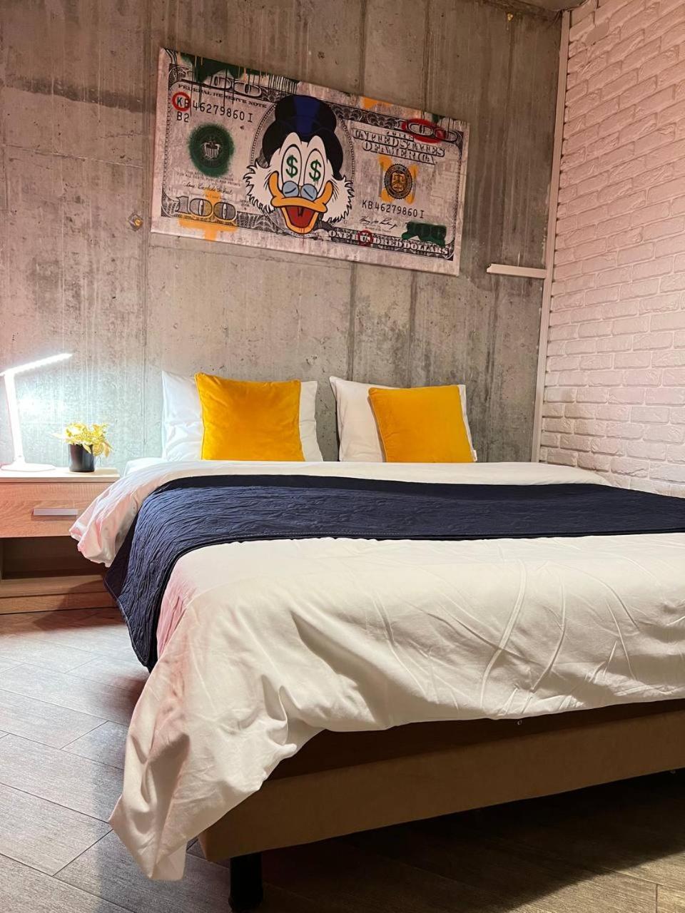 Moonlight Hostel Львов Экстерьер фото